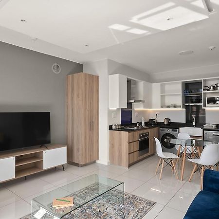 The Median Rosebank Luxury Apartment - Building With Generator Joanesburgo Exterior foto