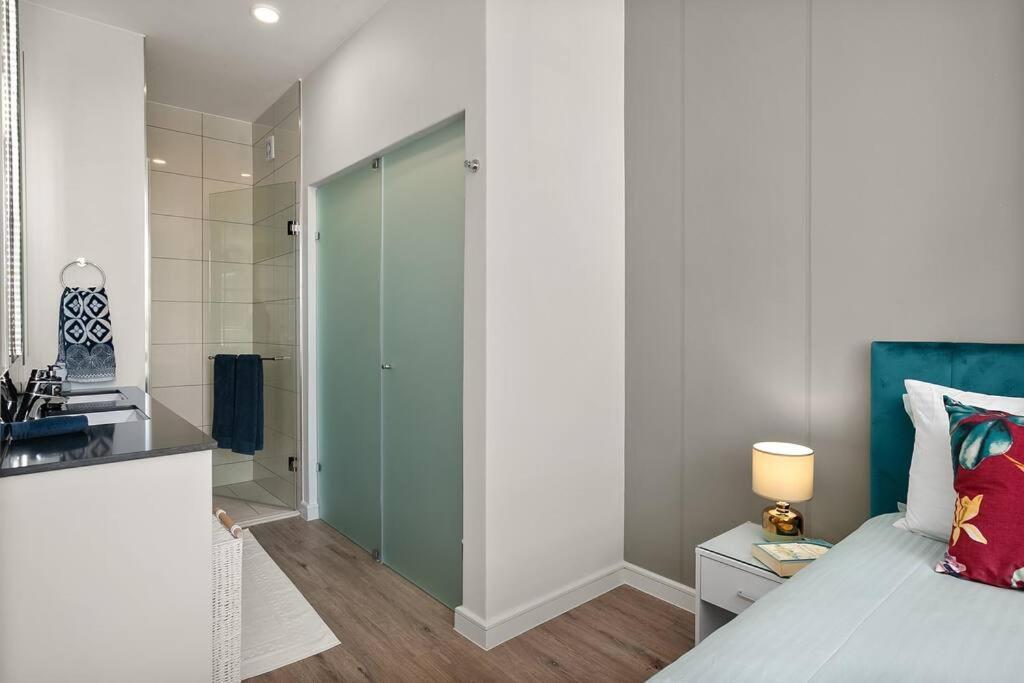 The Median Rosebank Luxury Apartment - Building With Generator Joanesburgo Exterior foto