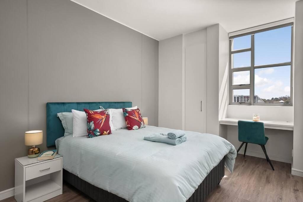 The Median Rosebank Luxury Apartment - Building With Generator Joanesburgo Exterior foto