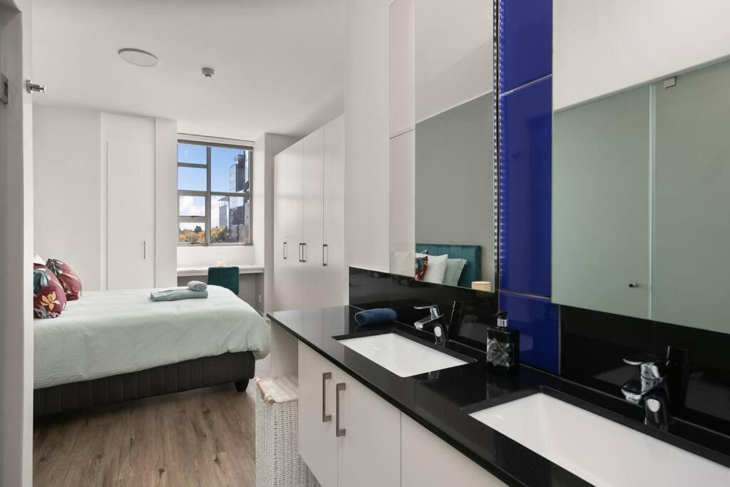 The Median Rosebank Luxury Apartment - Building With Generator Joanesburgo Exterior foto