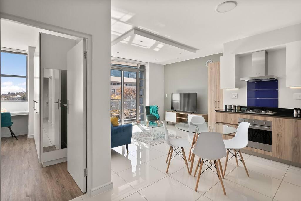 The Median Rosebank Luxury Apartment - Building With Generator Joanesburgo Exterior foto
