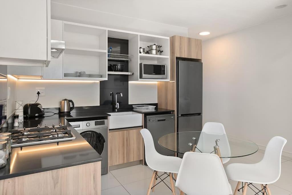 The Median Rosebank Luxury Apartment - Building With Generator Joanesburgo Exterior foto
