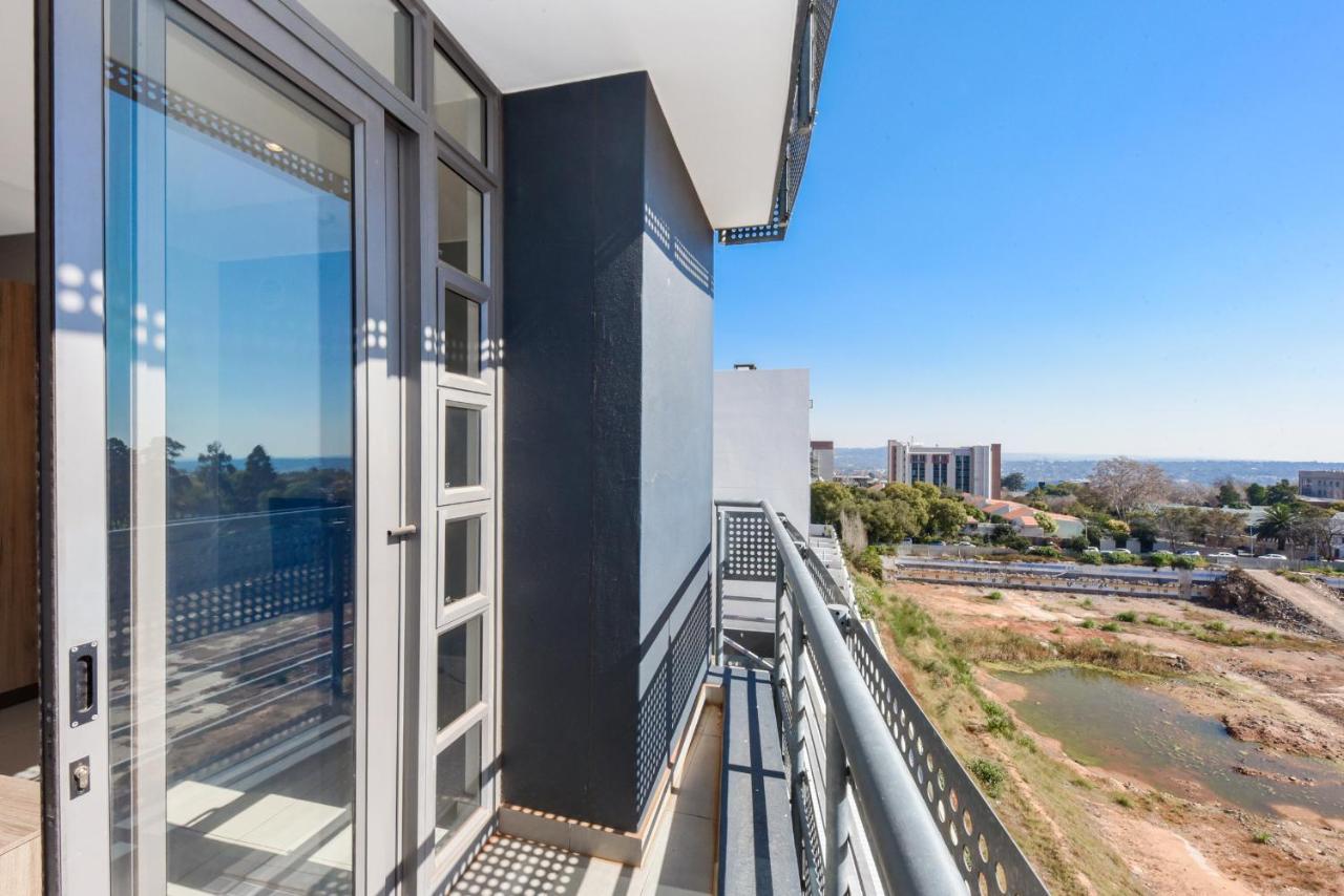 The Median Rosebank Luxury Apartment - Building With Generator Joanesburgo Exterior foto