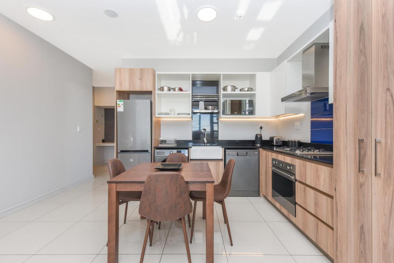 The Median Rosebank Luxury Apartment - Building With Generator Joanesburgo Exterior foto