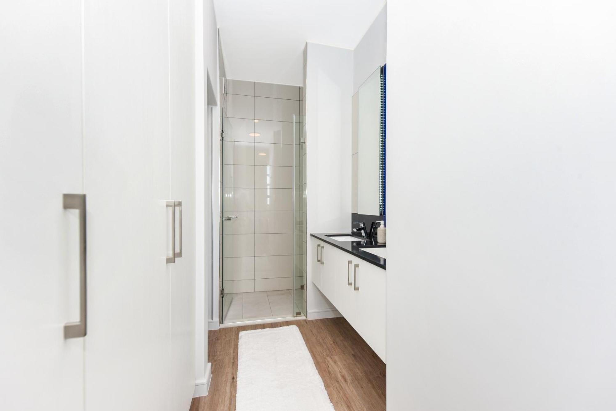 The Median Rosebank Luxury Apartment - Building With Generator Joanesburgo Exterior foto