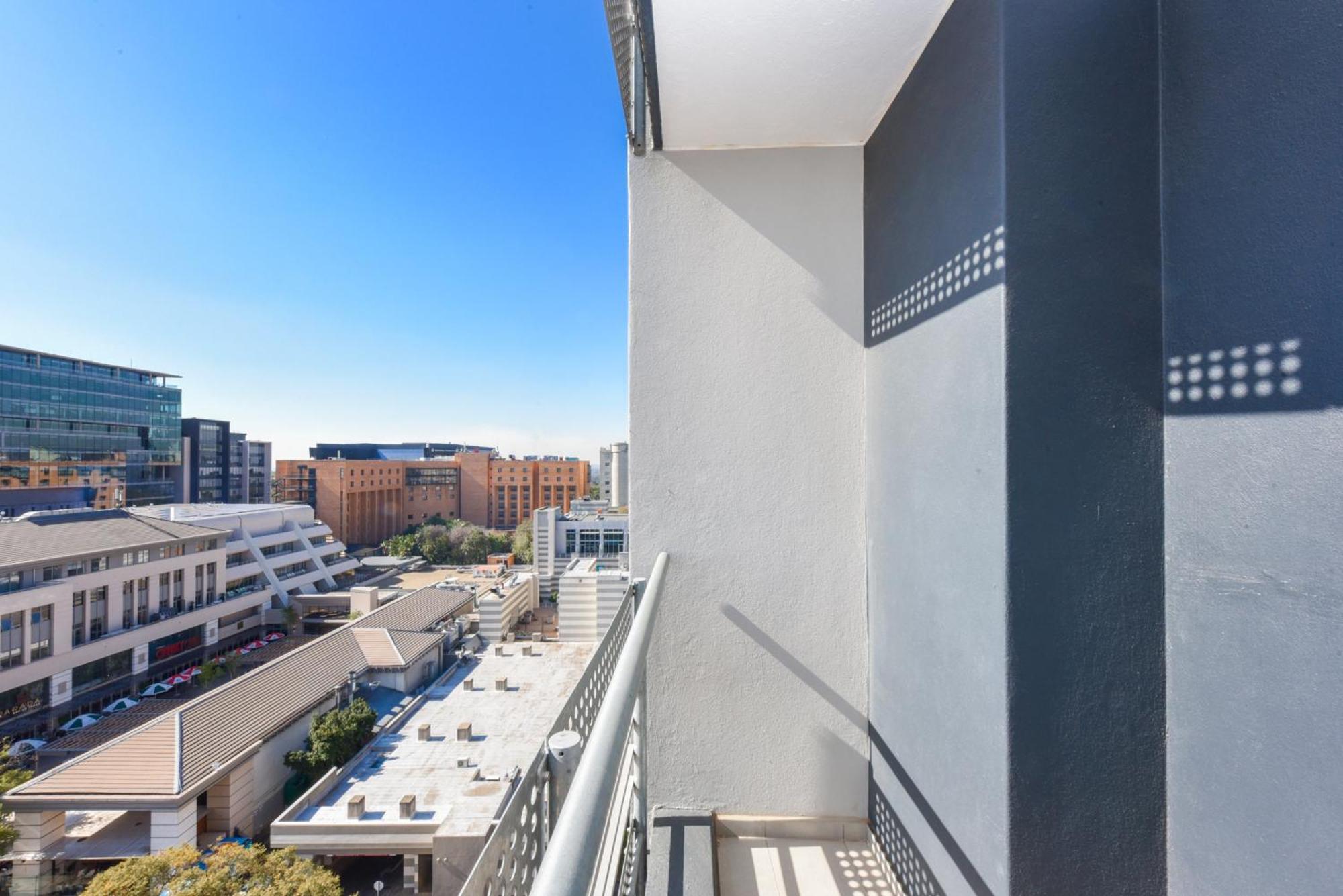 The Median Rosebank Luxury Apartment - Building With Generator Joanesburgo Exterior foto