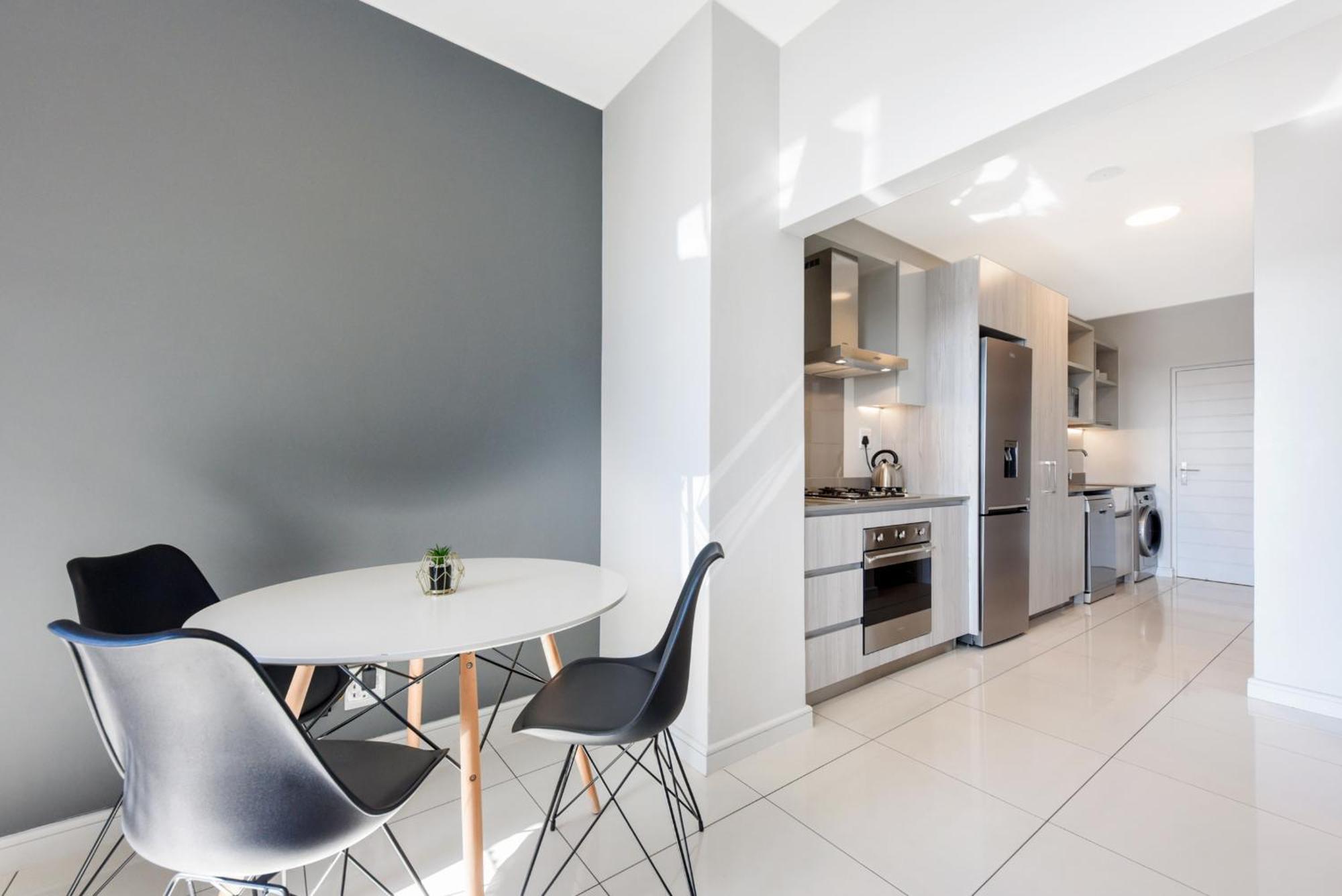 The Median Rosebank Luxury Apartment - Building With Generator Joanesburgo Exterior foto