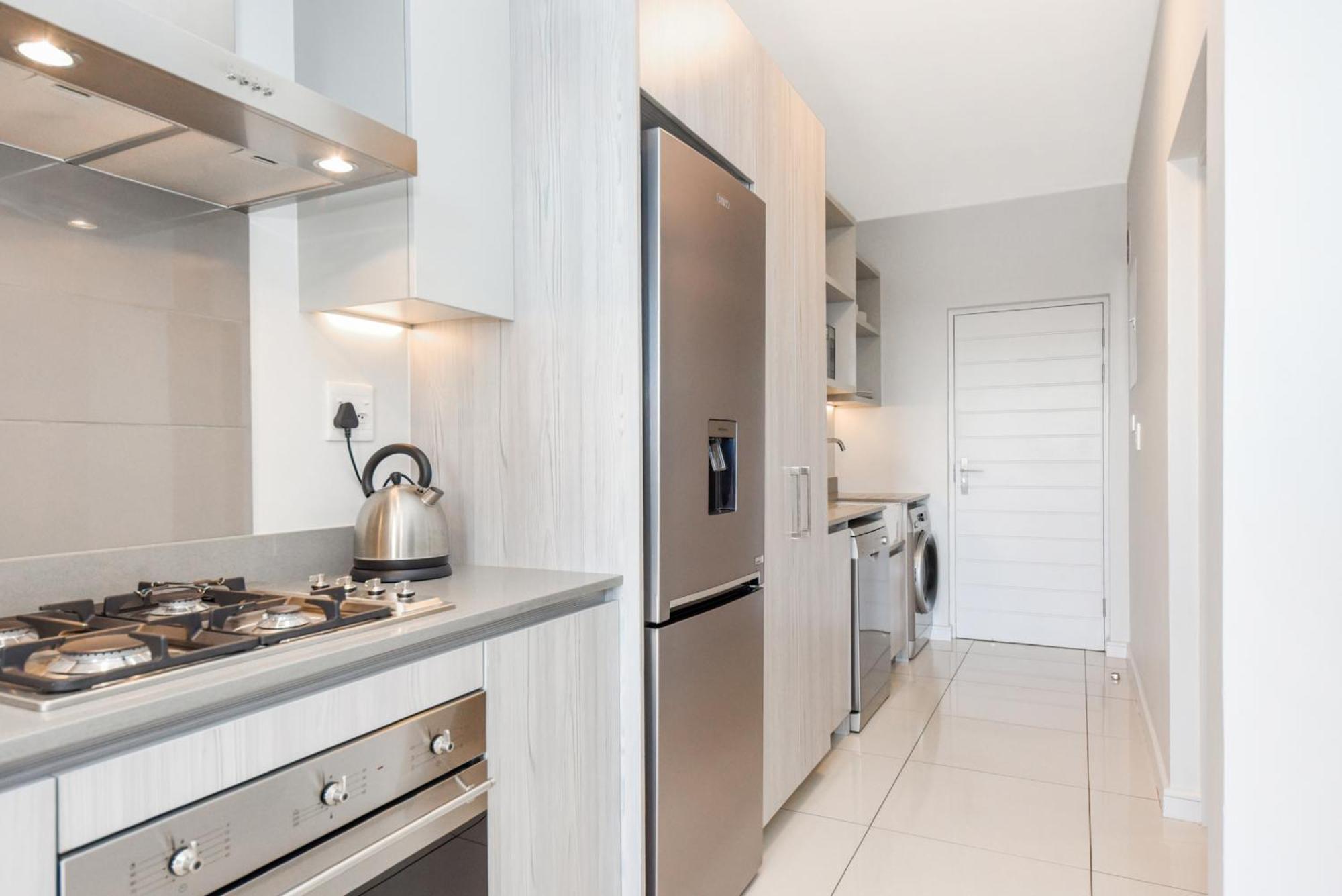 The Median Rosebank Luxury Apartment - Building With Generator Joanesburgo Exterior foto