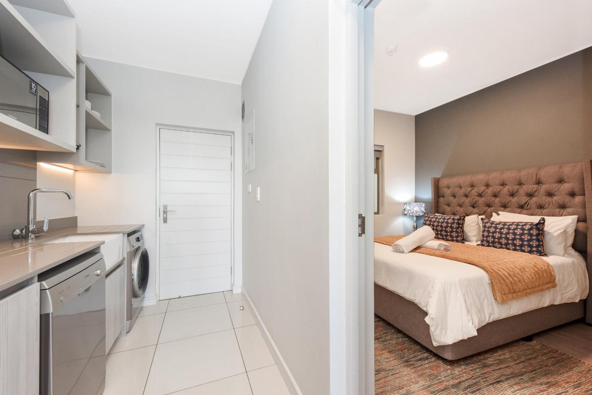 The Median Rosebank Luxury Apartment - Building With Generator Joanesburgo Exterior foto