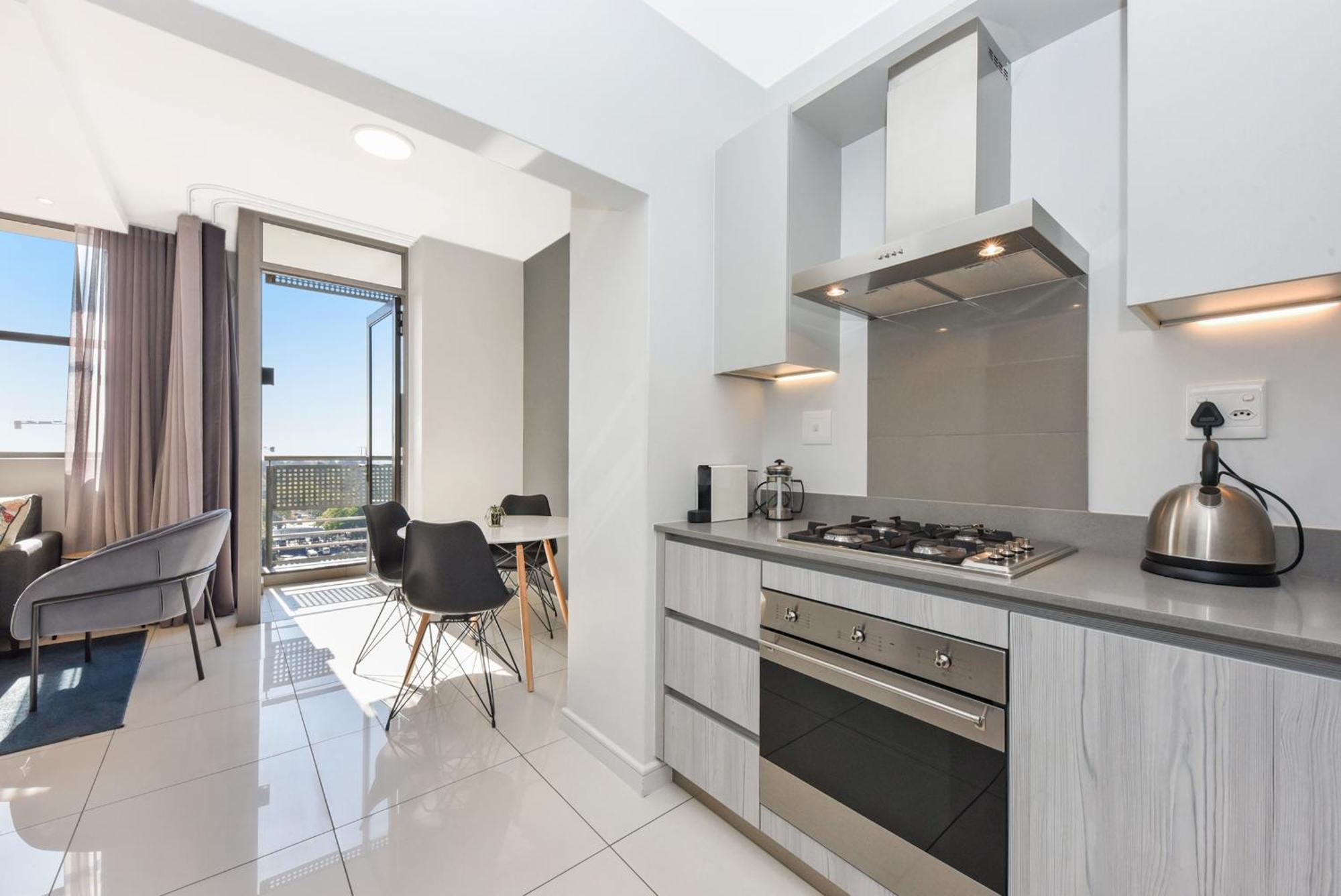 The Median Rosebank Luxury Apartment - Building With Generator Joanesburgo Exterior foto