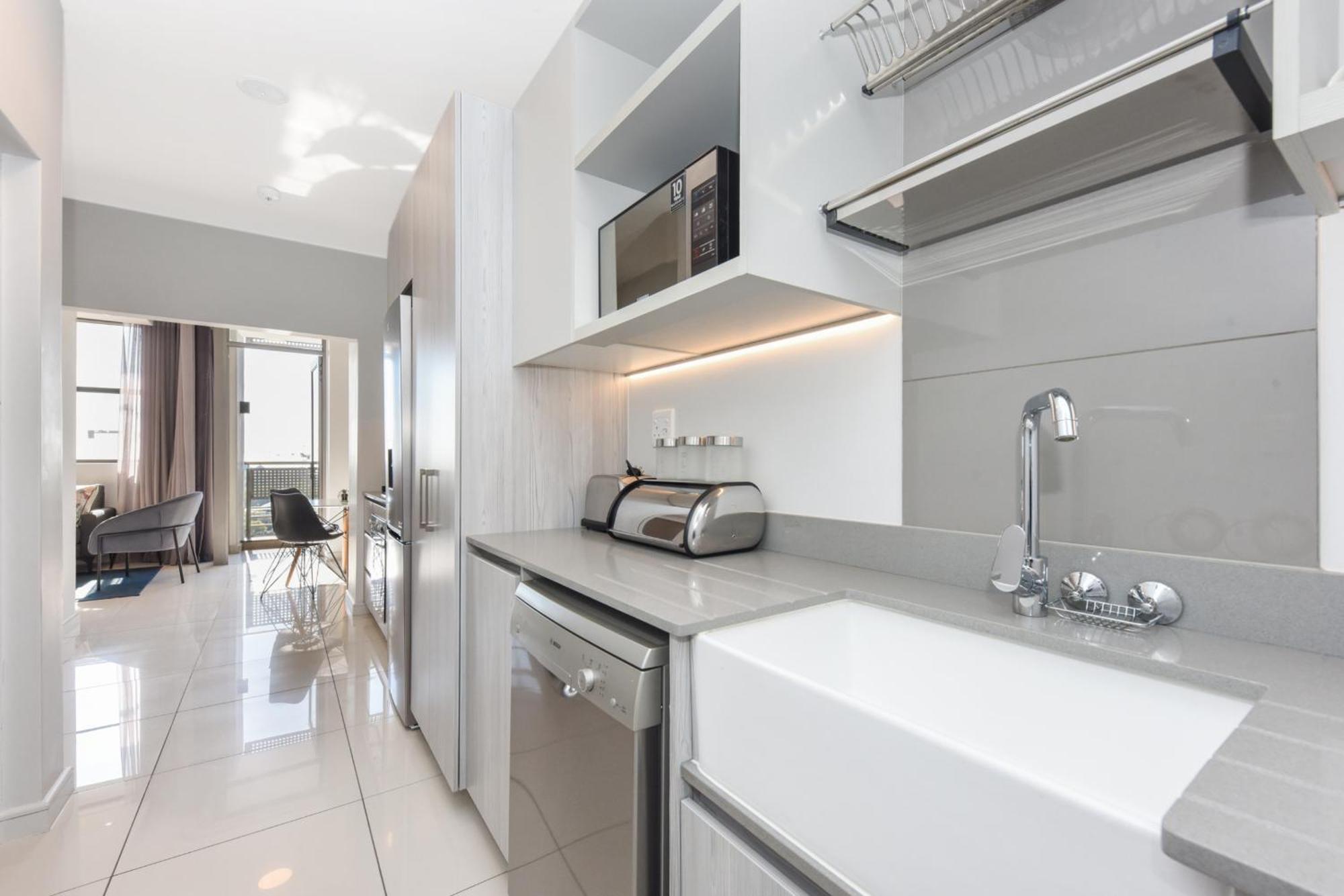 The Median Rosebank Luxury Apartment - Building With Generator Joanesburgo Exterior foto