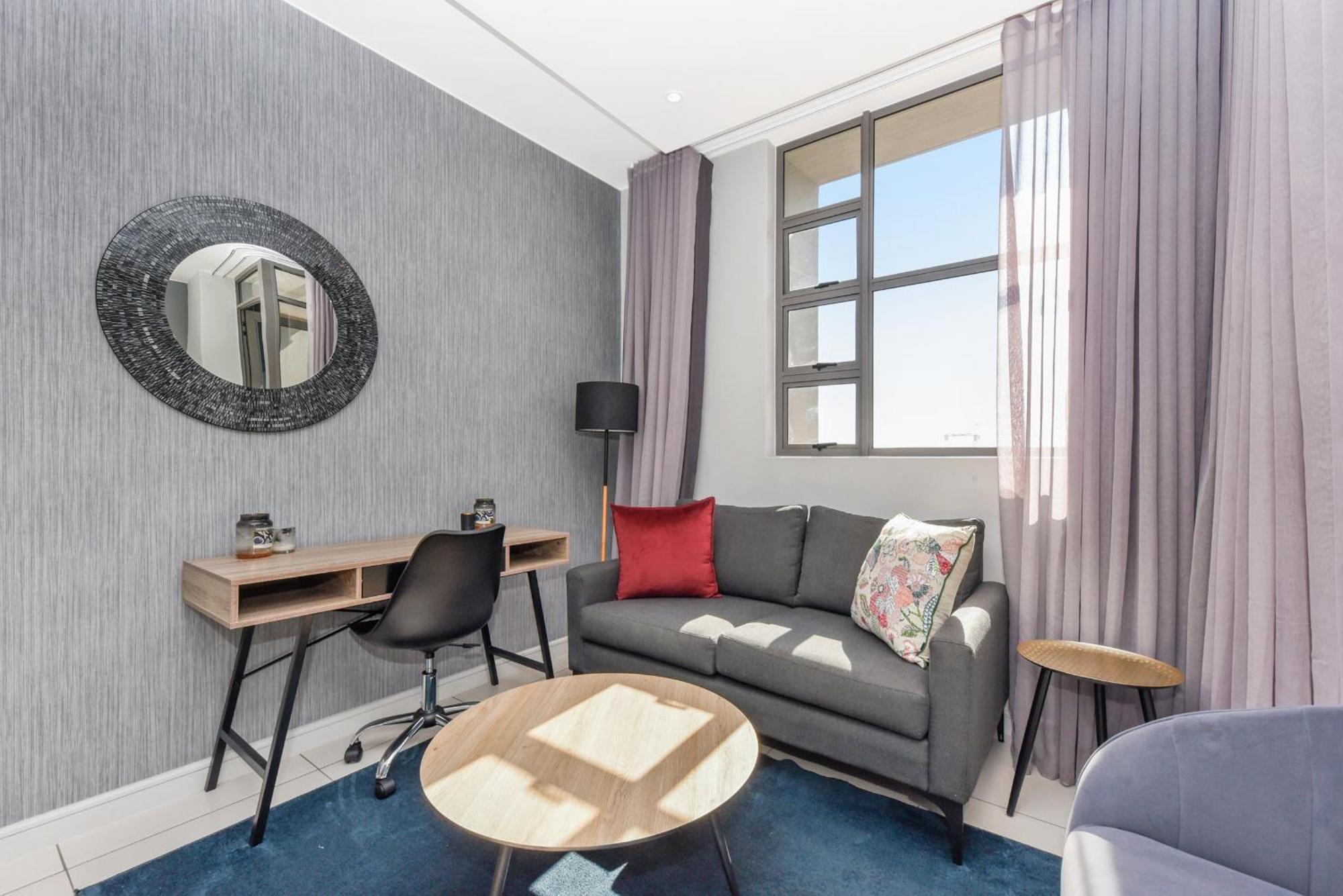 The Median Rosebank Luxury Apartment - Building With Generator Joanesburgo Exterior foto