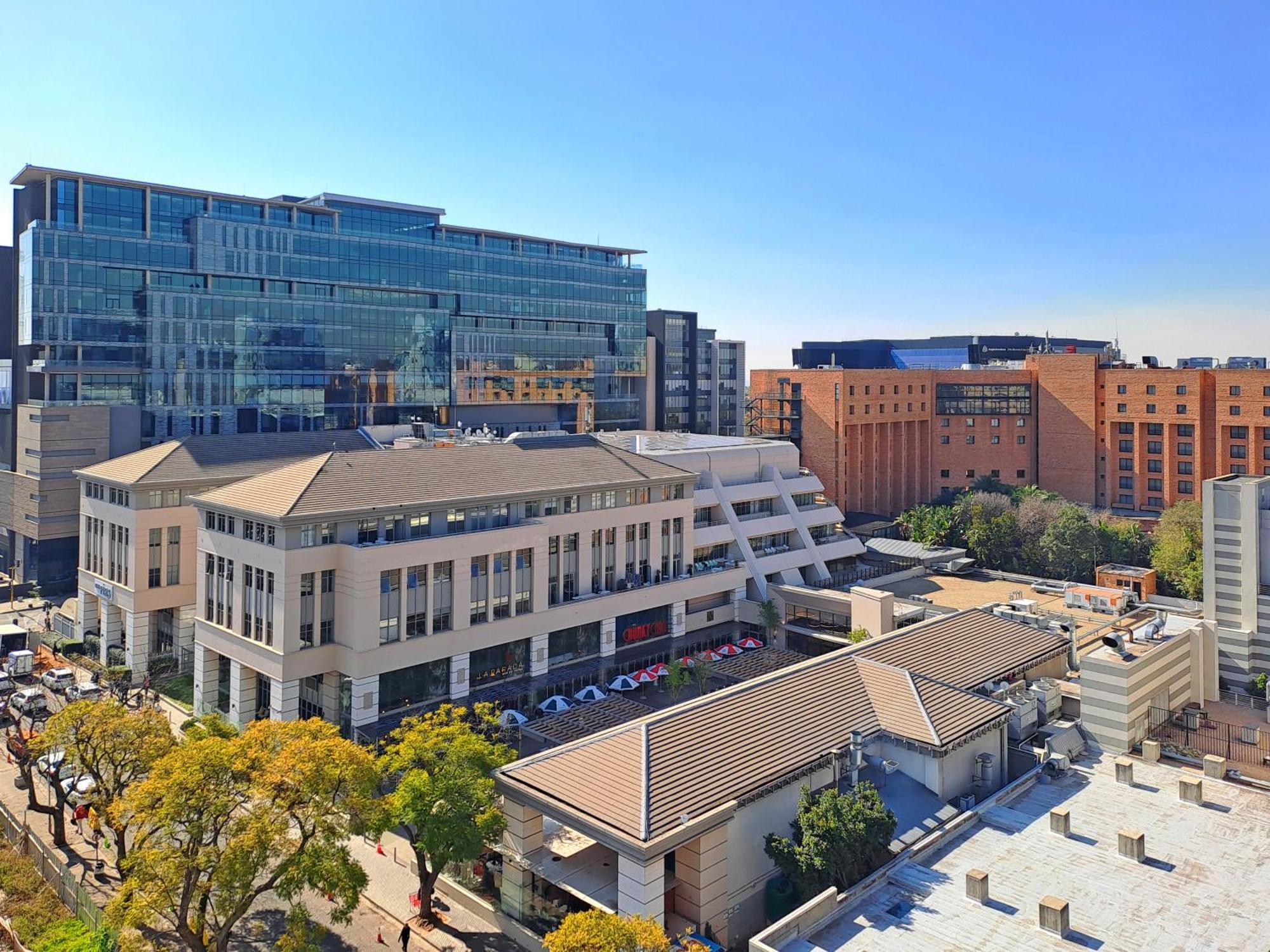The Median Rosebank Luxury Apartment - Building With Generator Joanesburgo Exterior foto